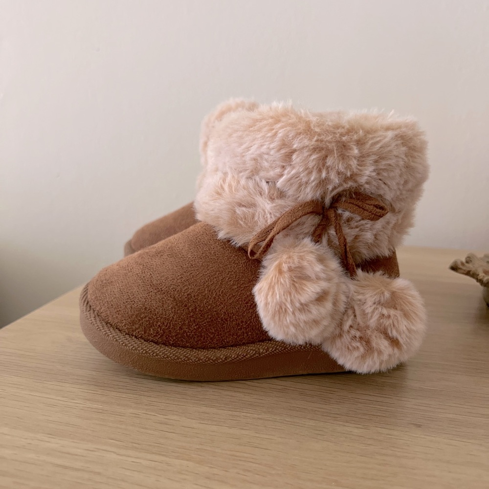 Fluffy toddler boots. Size 6